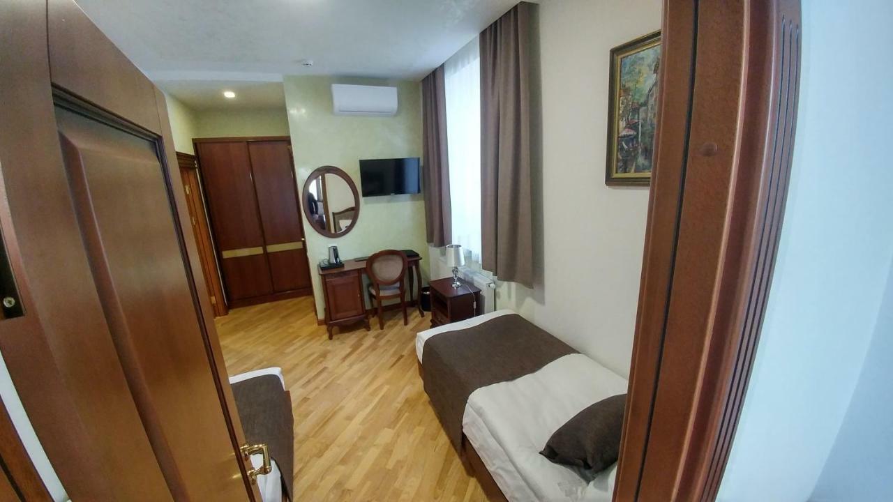Hotel Meridian Brody Esterno foto